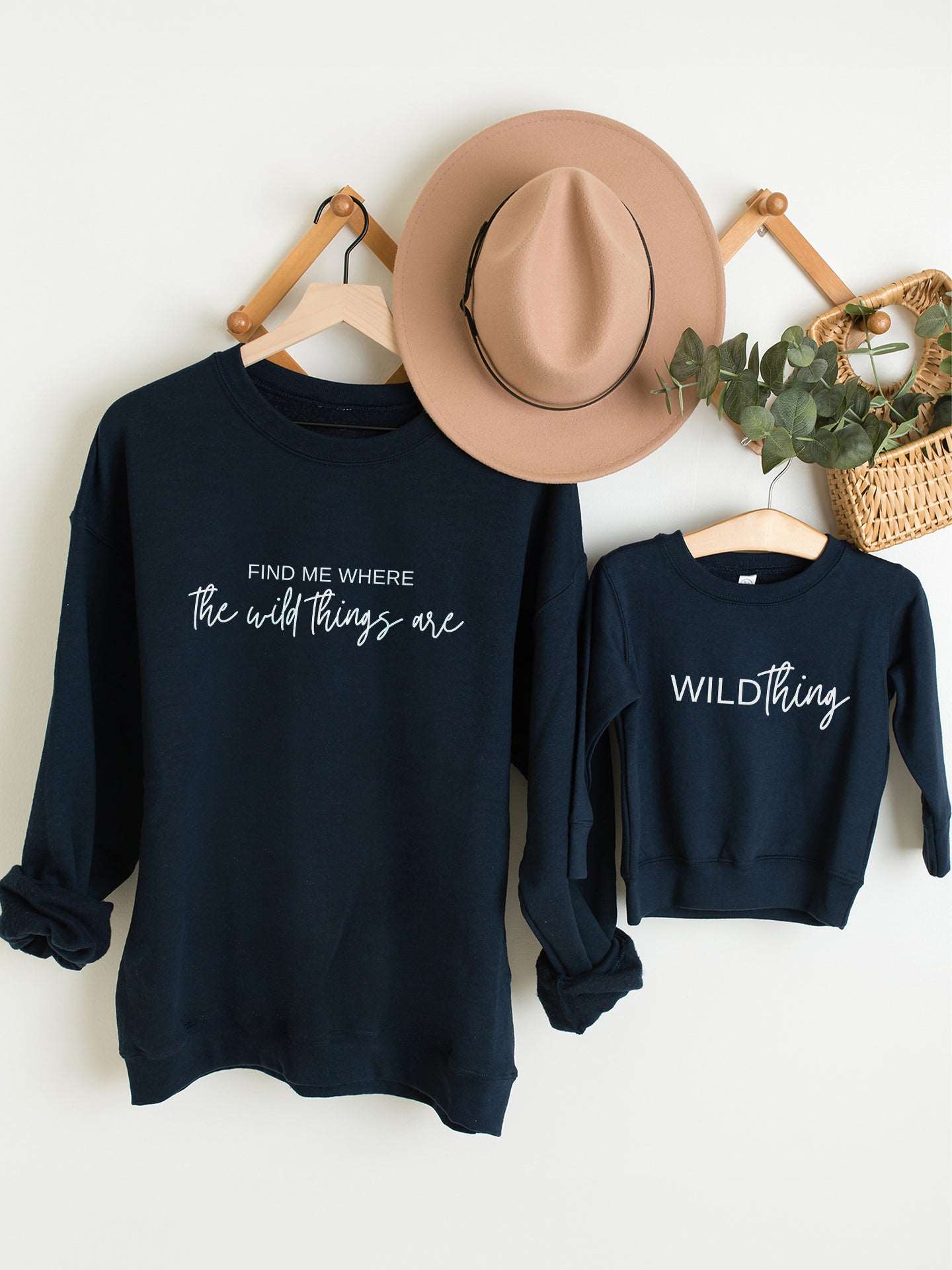 set_bluze-cu-maneca-lunga-bluza-sweatshirts-mama-copil-fiica-fiu-fata-baiat-bumbac-organic-premium-vegan-hay-creations-find-me-where-the-wild-things-are-wild-thing-navy