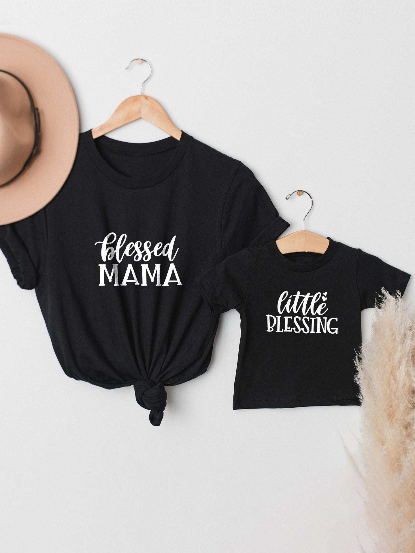 set_tricouri-mama-copil-fiica-fiu-fata-baiat-bumbac-organic-premium-vegan-hay-creations-colectia-mom-life-blessed-mama-little-blessing-negre