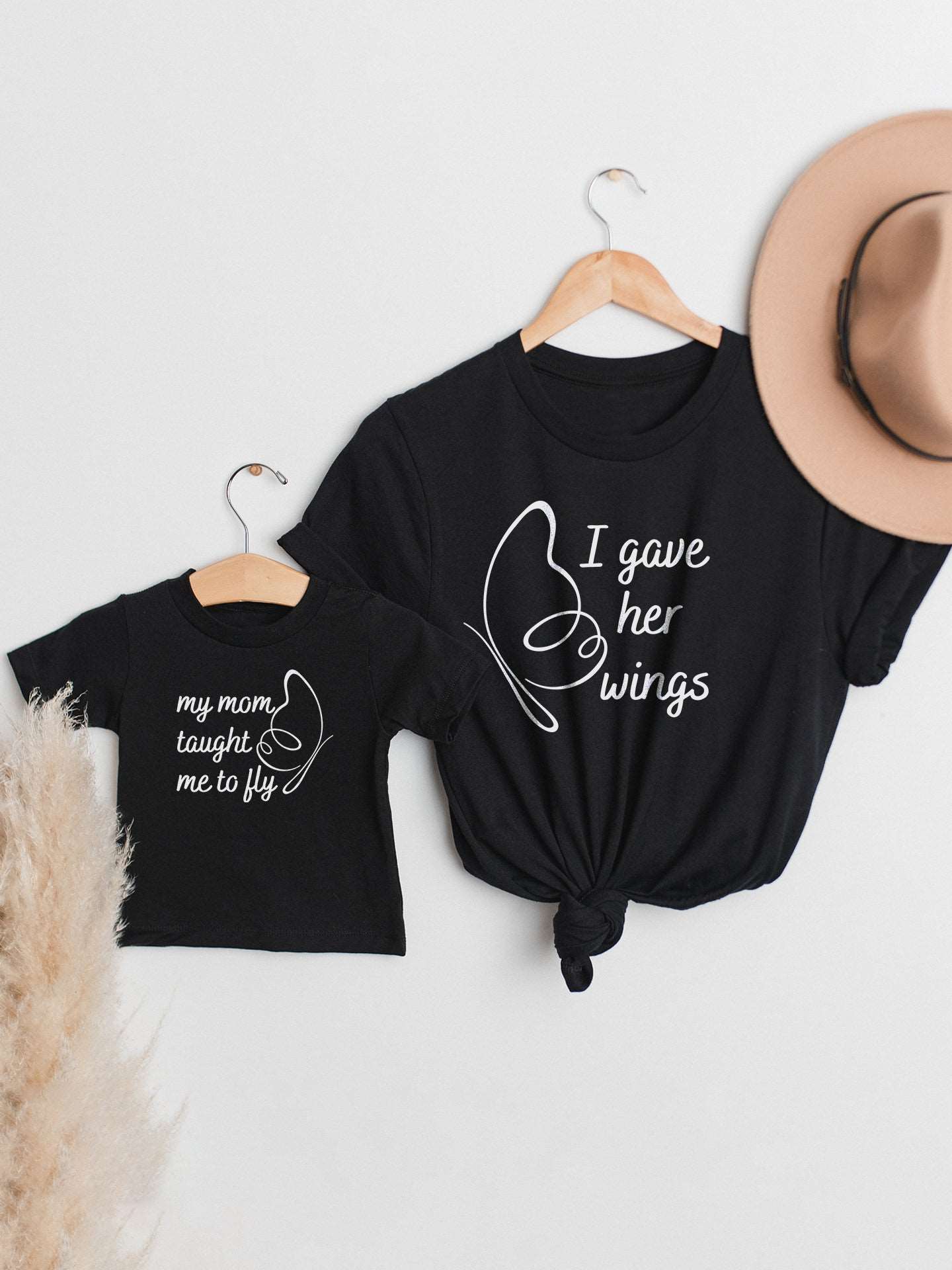 set_tricouri-mama-copil-fiica-fiu-fata-baiat-bumbac-organic-premium-vegan-hay-creations-colectia-mom-life-i-gave-her-wings-mother-taught-me-to-fly-negre