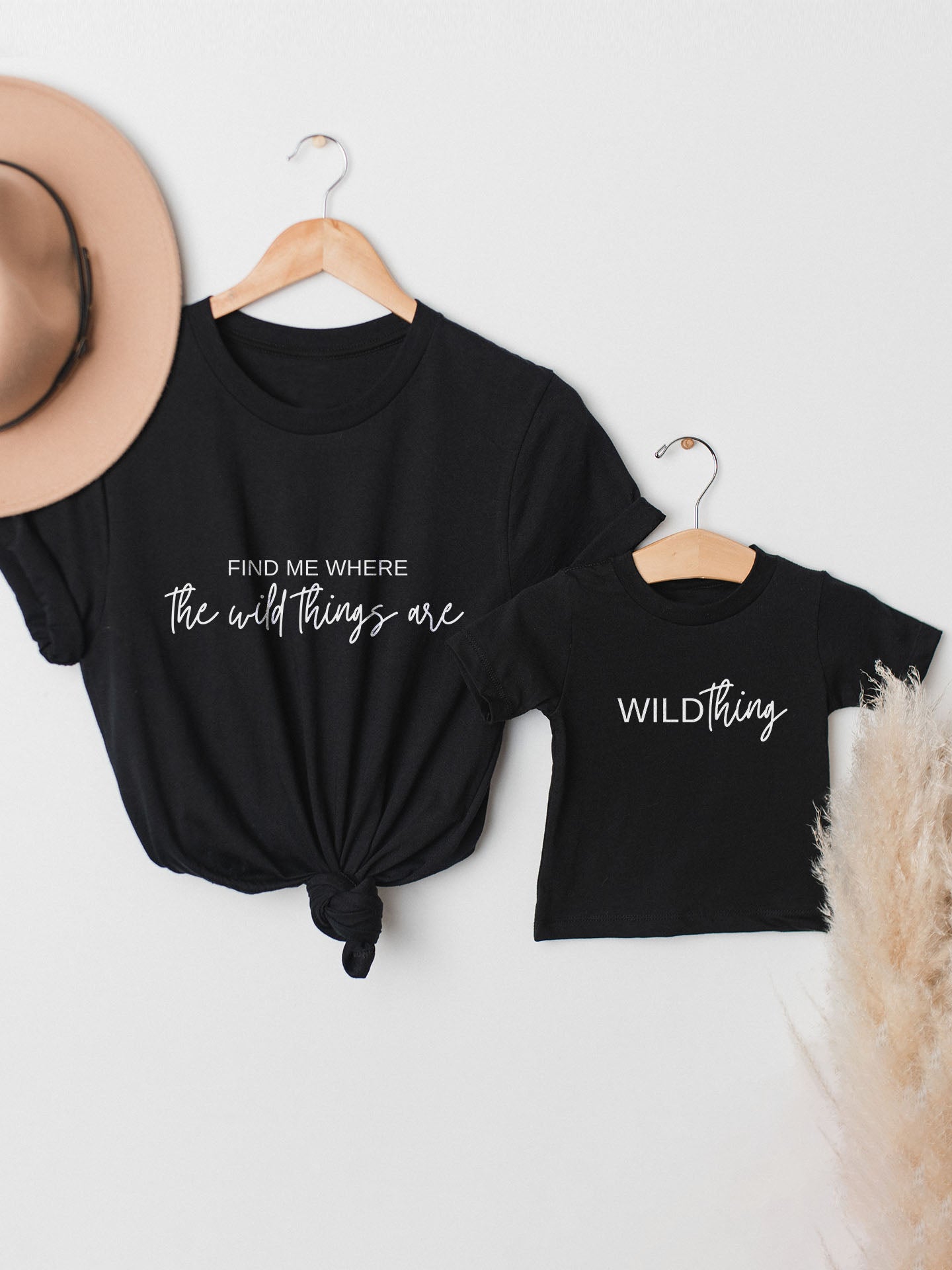 set_tricouri-mama-copil-fiica-fiu-fata-baiat-bumbac-organic-premium-vegan-hay-creations-colectia-mom-life-find-me-where-the-wild-things-are-wild-thing-negre