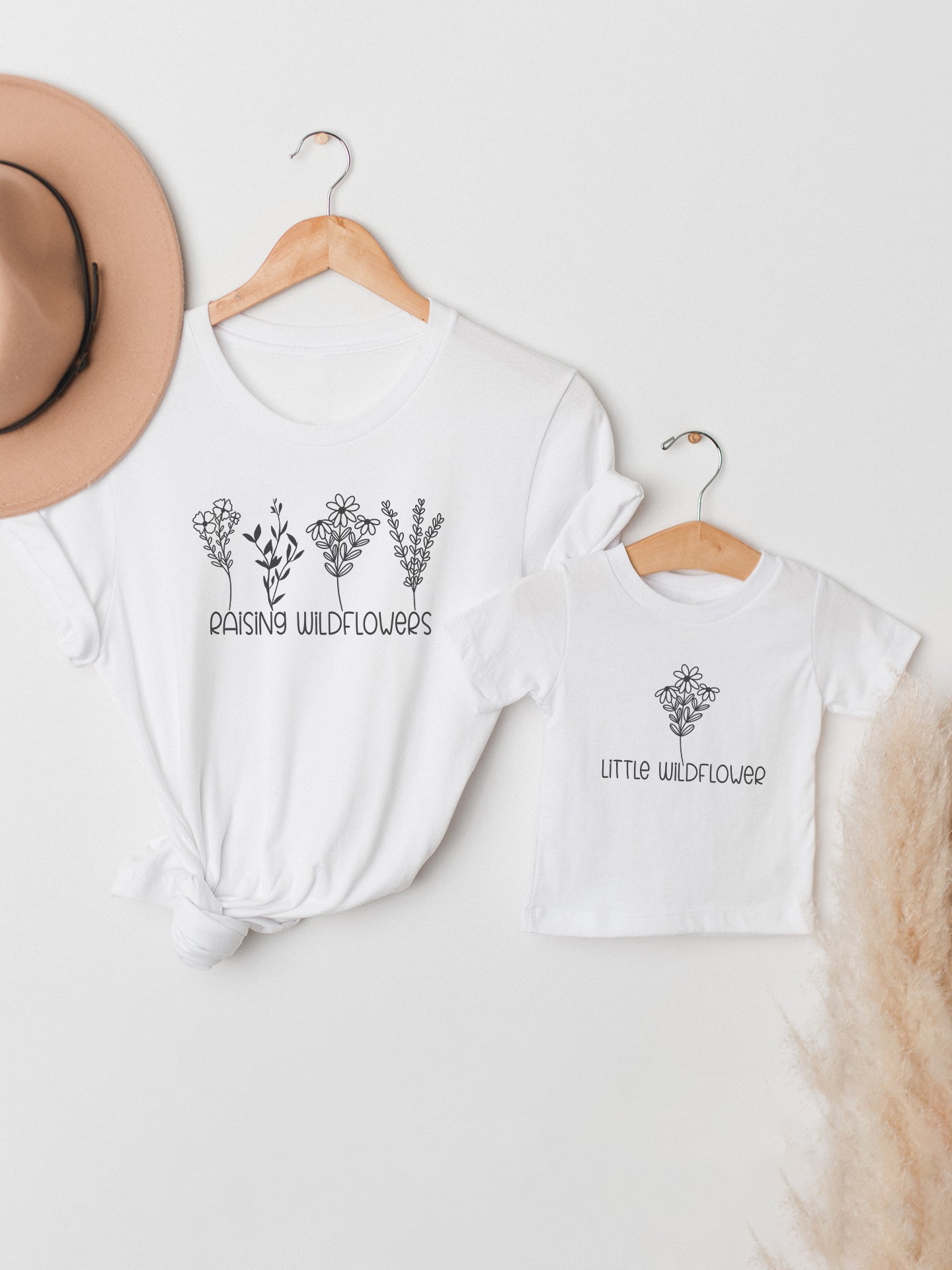 set_tricouri-mama-copil-fiica-fiu-fata-baiat-bumbac-organic-premium-vegan-hay-creations-colectia-mom-life-little-wildflower-raising-wildflowers-albe