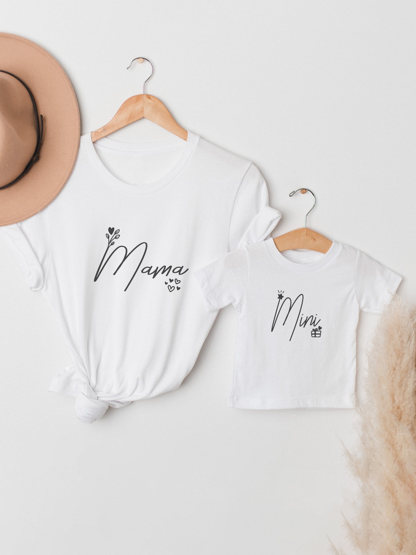 set_tricouri-mama-copil-fiica-fiu-fata-baiat-bumbac-organic-premium-vegan-hay-creations-colectia-mom-life-mama-and-mini-albe