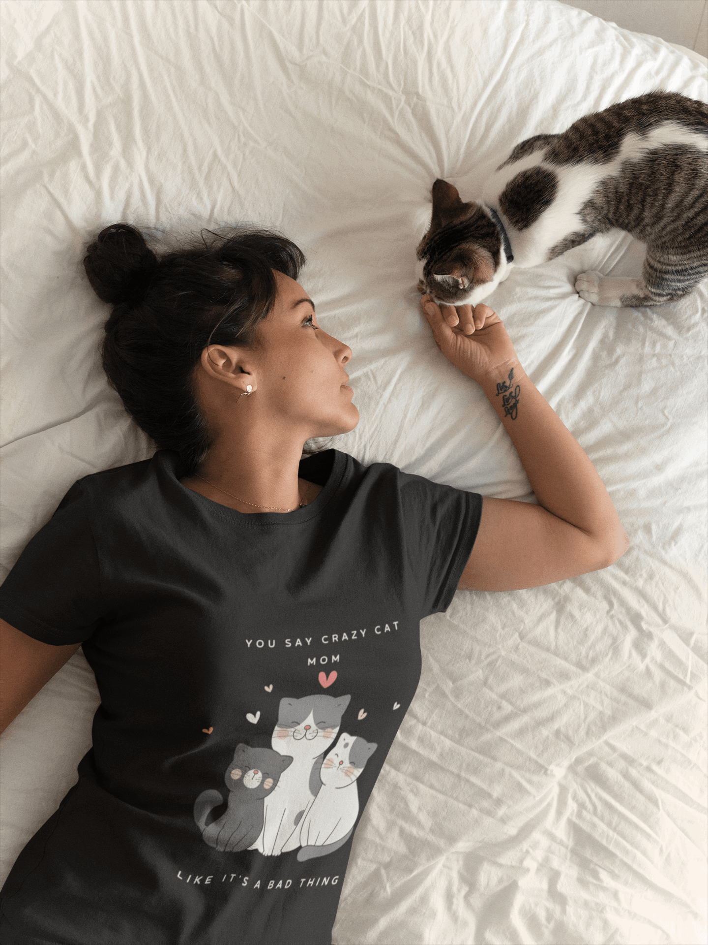 Tricou premium, inscripționat cu mesajul: „You say crazy cat mom like it's a bad thing”.