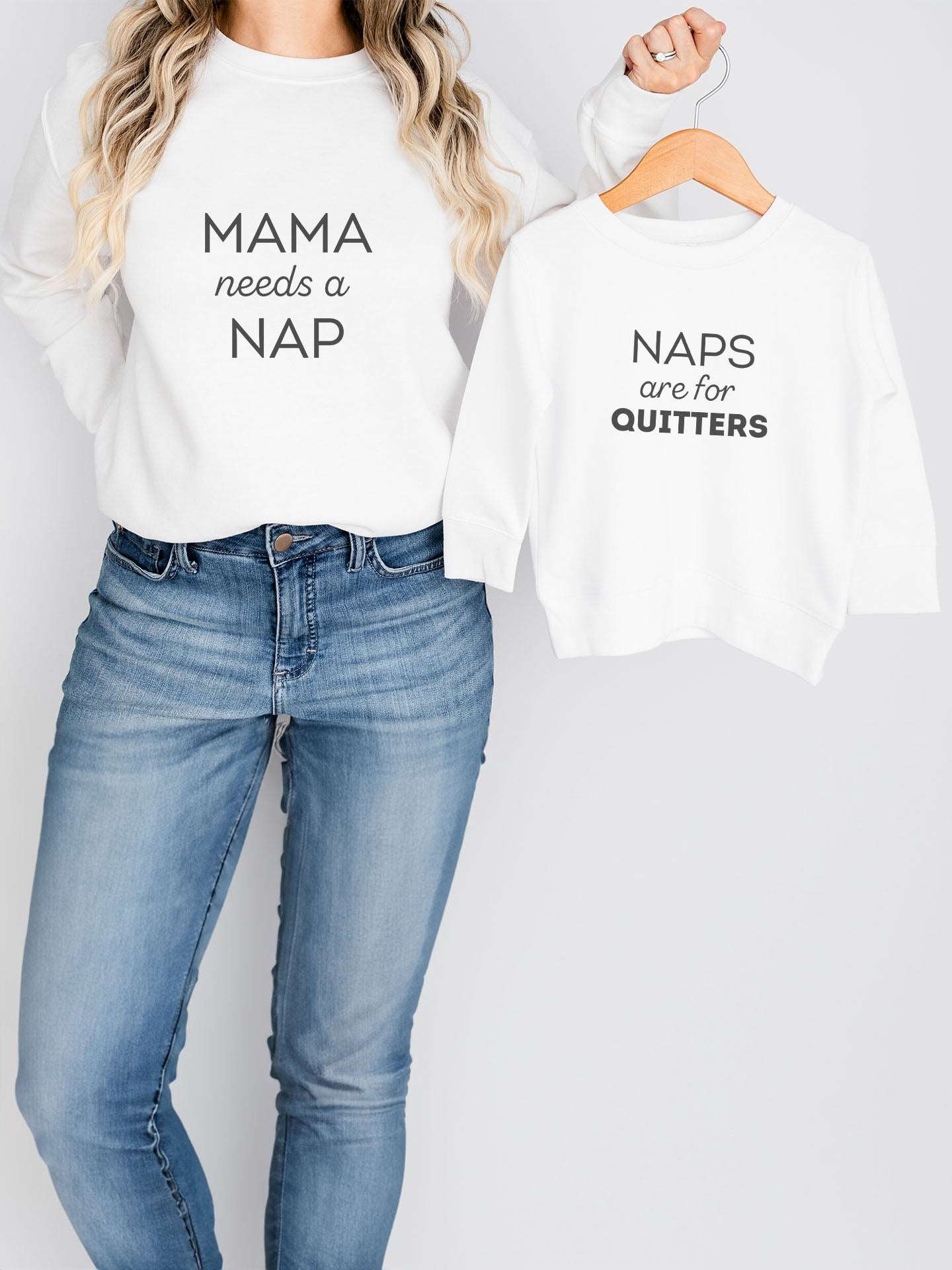 set_bluze-cu-maneca-lunga-bluza-sweatshirts-mama-copil-fiica-fiu-fata-baiat-bumbac-organic-premium-vegan-mama-needs-a-nap-naps-are-for-quitters_albe