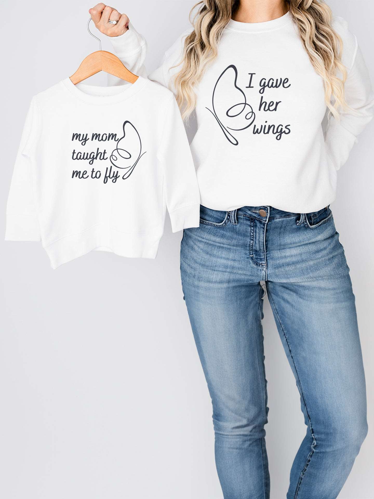     set_bluze-cu-maneca-lunga-bluza-sweatshirts-mama-copil-fiica-fiu-fata-baiat-bumbac-organic-premium-vegan-hay-creations-colectia-mom-life-i-gave-her-wings-mother-fly-albe