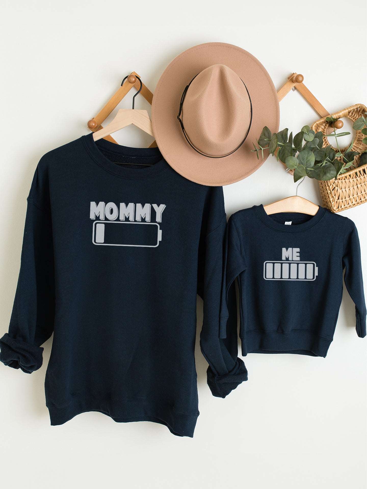 set_bluze-cu-maneca-lunga-bluza-sweatshirts-mama-copil-fiica-fiu-fata-baiat-bumbac-organic-premium-vegan-hay-creations-colectia-mom-life-battery-bleumarin