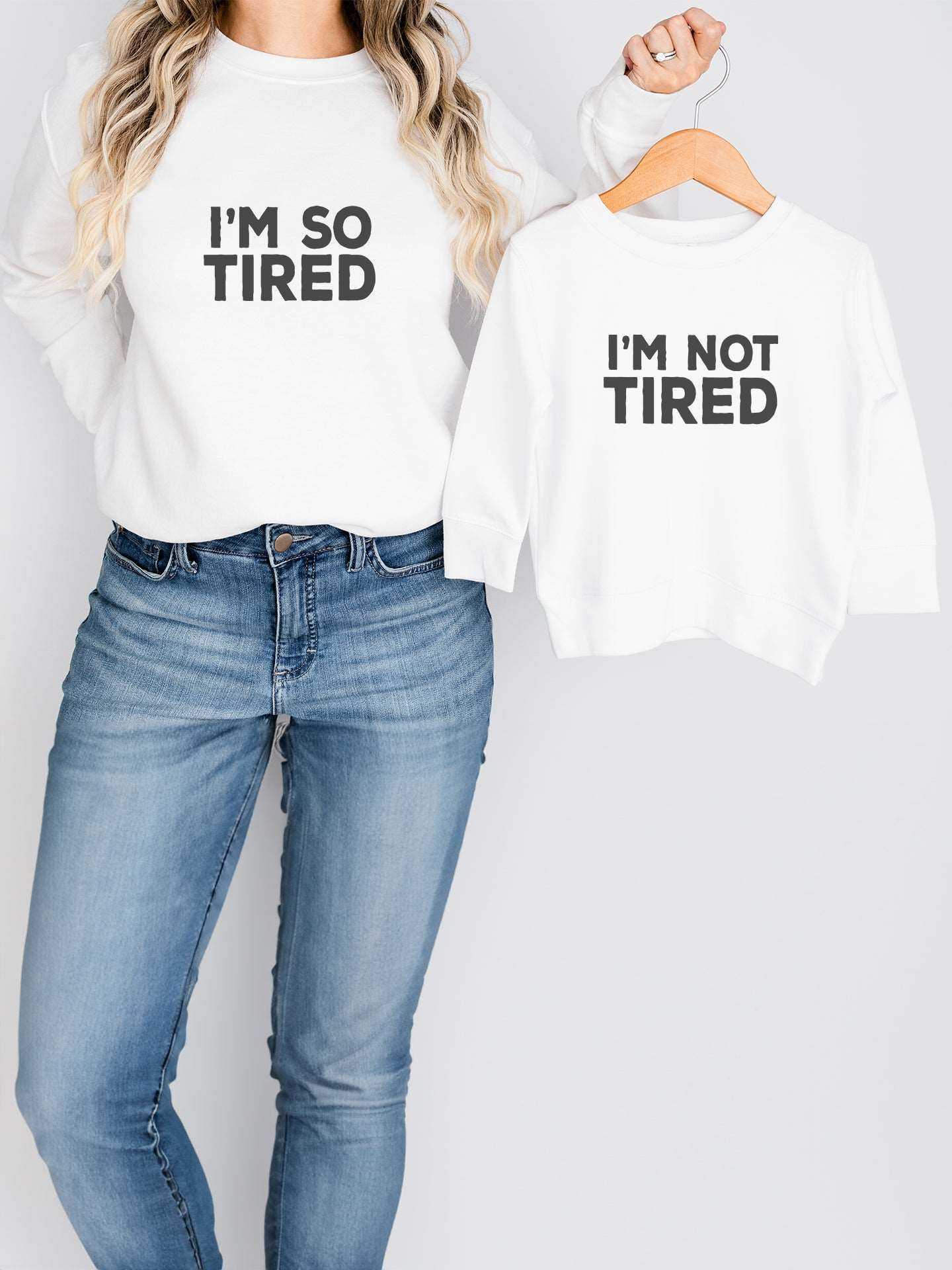 set_bluze-cu-maneca-lunga-bluza-sweatshirts-mama-copil-fiica-fiu-fata-baiat-bumbac-organic-premium-vegan-hay-creations-colectia-mom-life-im-tired-alb