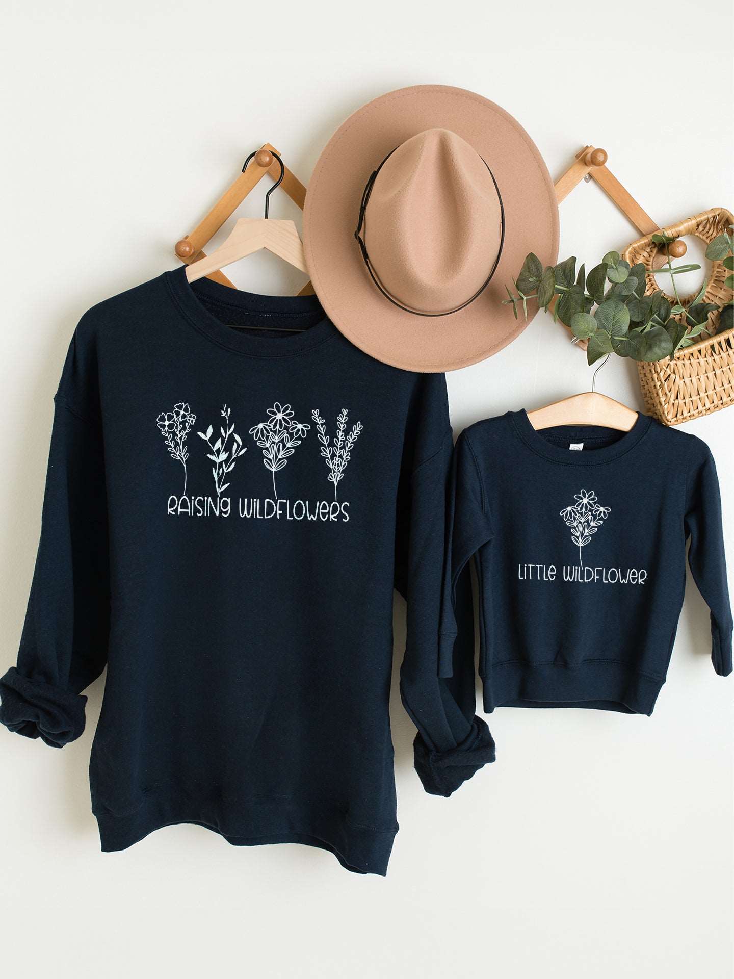 set_bluze-cu-maneca-lunga-bluza-sweatshirts-mama-copil-fiica-fiu-fata-baiat-bumbac-organic-premium-vegan-hay-creations-colectia-mom-life-raising-wildflowers-navy
