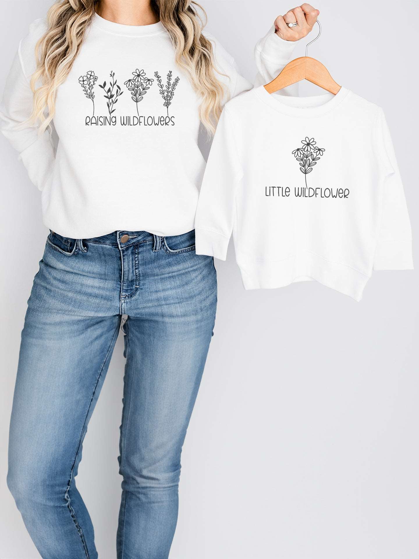set_bluze-cu-maneca-lunga-bluza-sweatshirts-mama-copil-fiica-fiu-fata-baiat-bumbac-organic-premium-vegan-hay-creations-colectia-mom-life-raising-wildflowers-albe