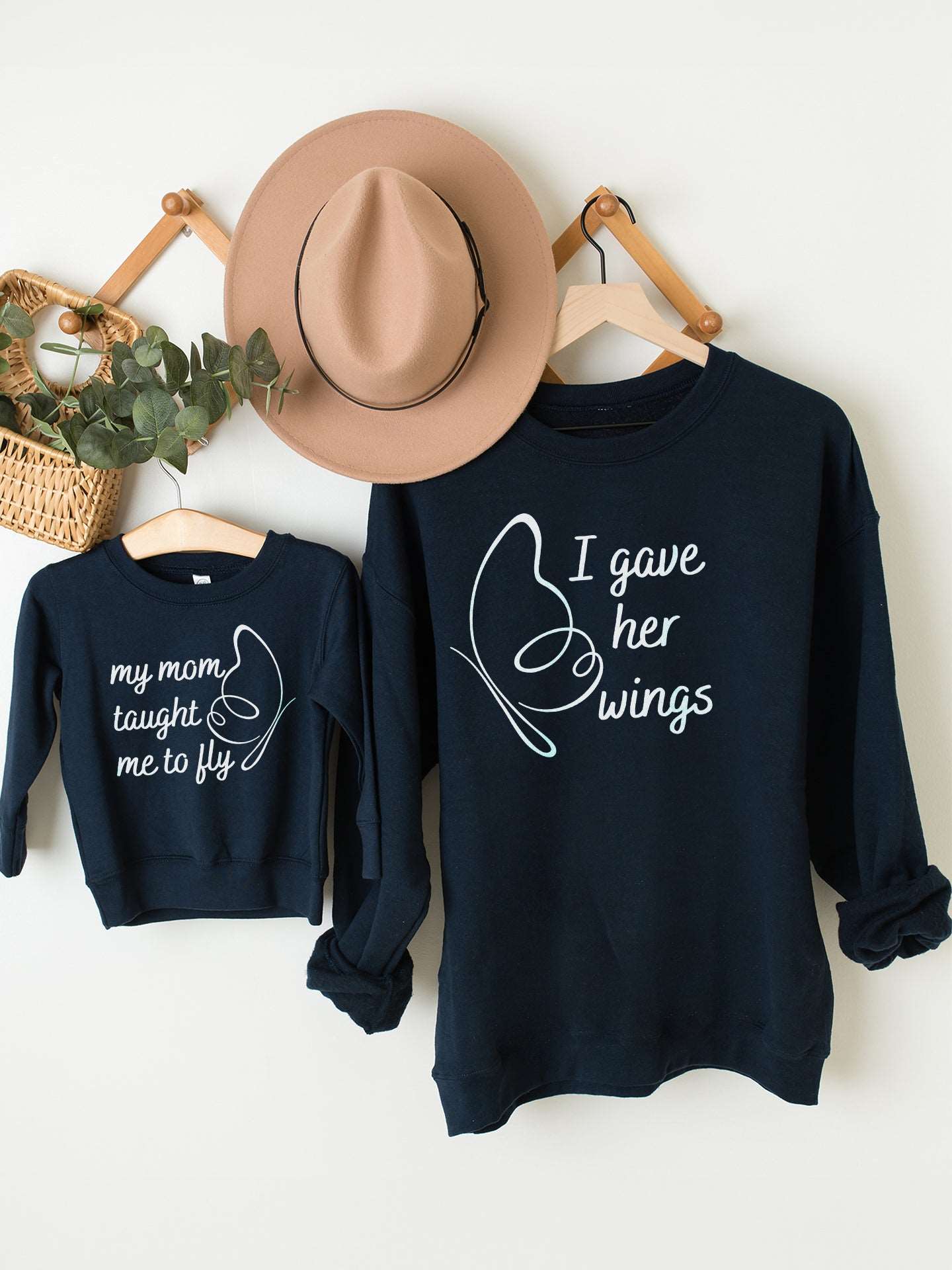    set_bluze-cu-maneca-lunga-bluza-sweatshirts-mama-copil-fiica-fiu-fata-baiat-bumbac-organic-premium-vegan-hay-creations-colectia-mom-life-i-gave-her-wings-mother-fly-navy