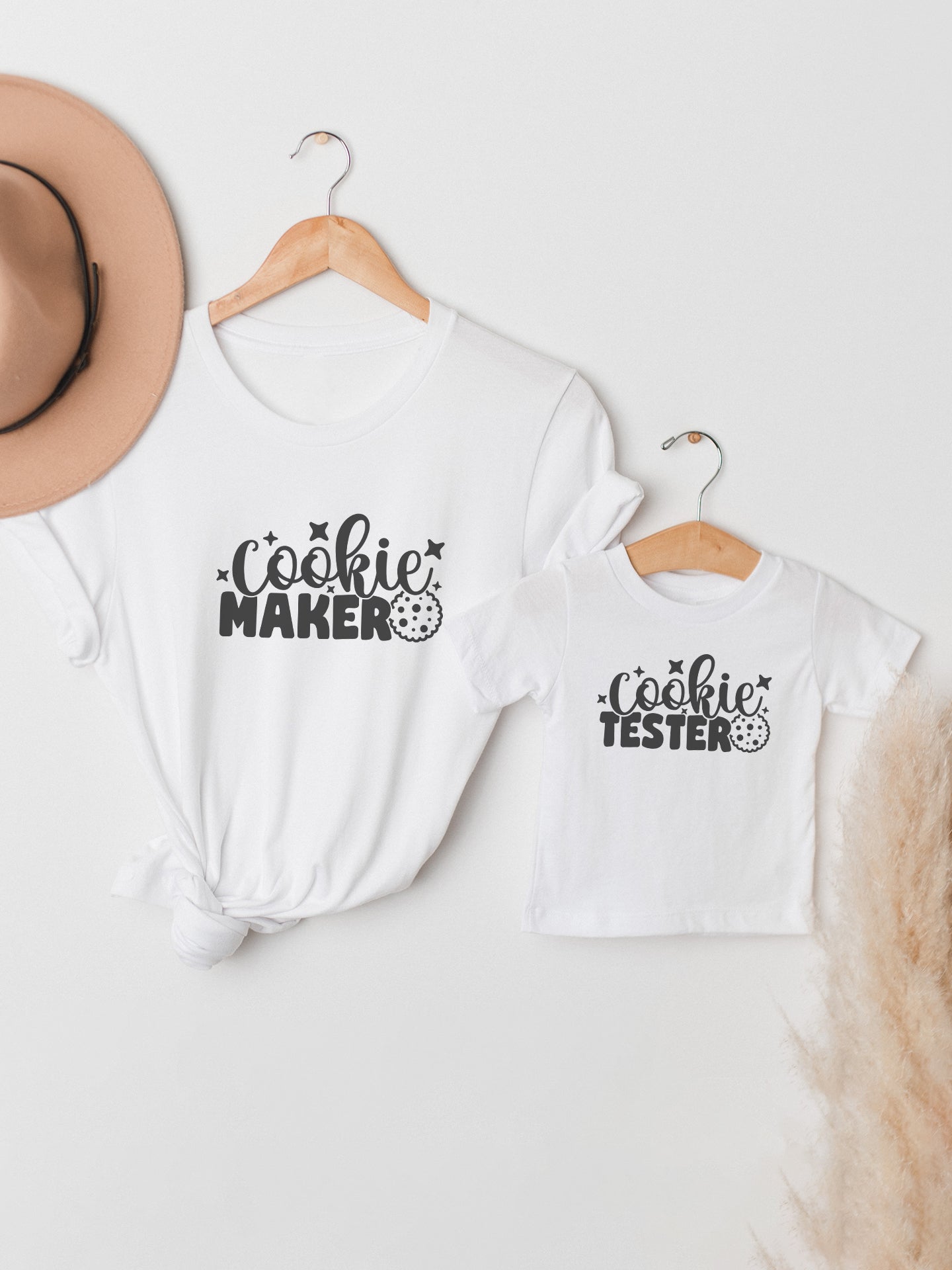 set_tricouri-mama-copil-fiica-fiu-fata-baiat-bumbac-organic-premium-vegan-hay-creations-colectia-mom-life-cookie-maker-tester-albe