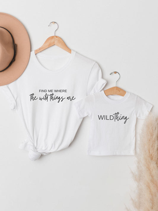    set_tricouri-mama-copil-fiica-fiu-fata-baiat-bumbac-organic-premium-vegan-hay-creations-colectia-mom-life-find-me-where-the-wild-things-are-wild-thing-albe
