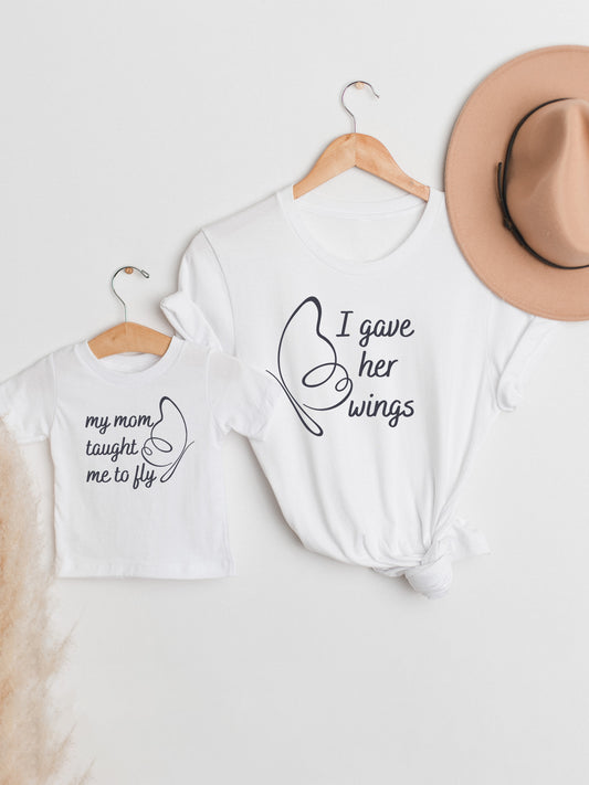 set_tricouri-mama-copil-fiica-fiu-fata-baiat-bumbac-organic-premium-vegan-hay-creations-colectia-mom-life-i-gave-her-wings-mother-taught-me-to-fly-albe