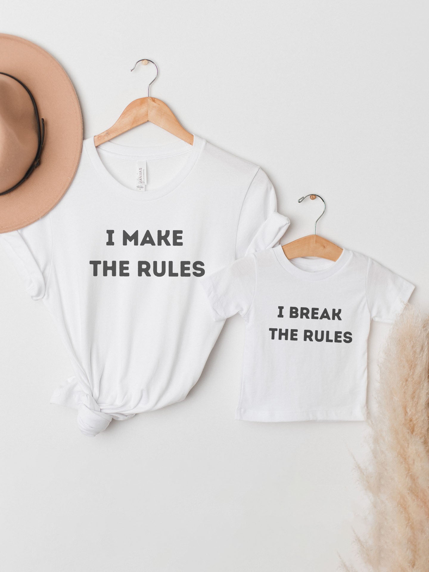 set_tricouri-mama-copil-fiica-fiu-fata-baiat-bumbac-organic-premium-vegan-hay-creations-colectia-mom-life-i-make-the-rules-i-break-the-rules-albe