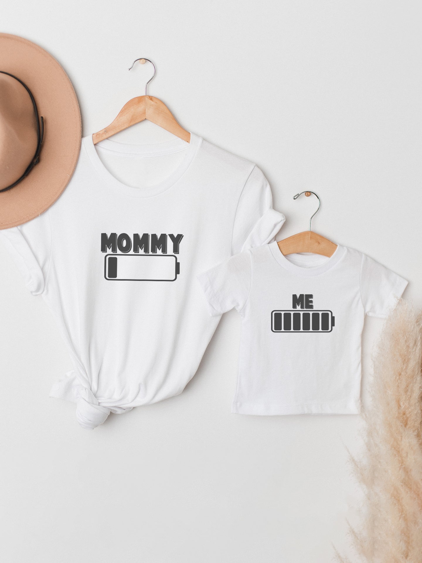    set_tricouri-mama-copil-fiica-fiu-fata-baiat-bumbac-organic-premium-vegan-hay-creations-colectia-mom-life-low-battery-albe