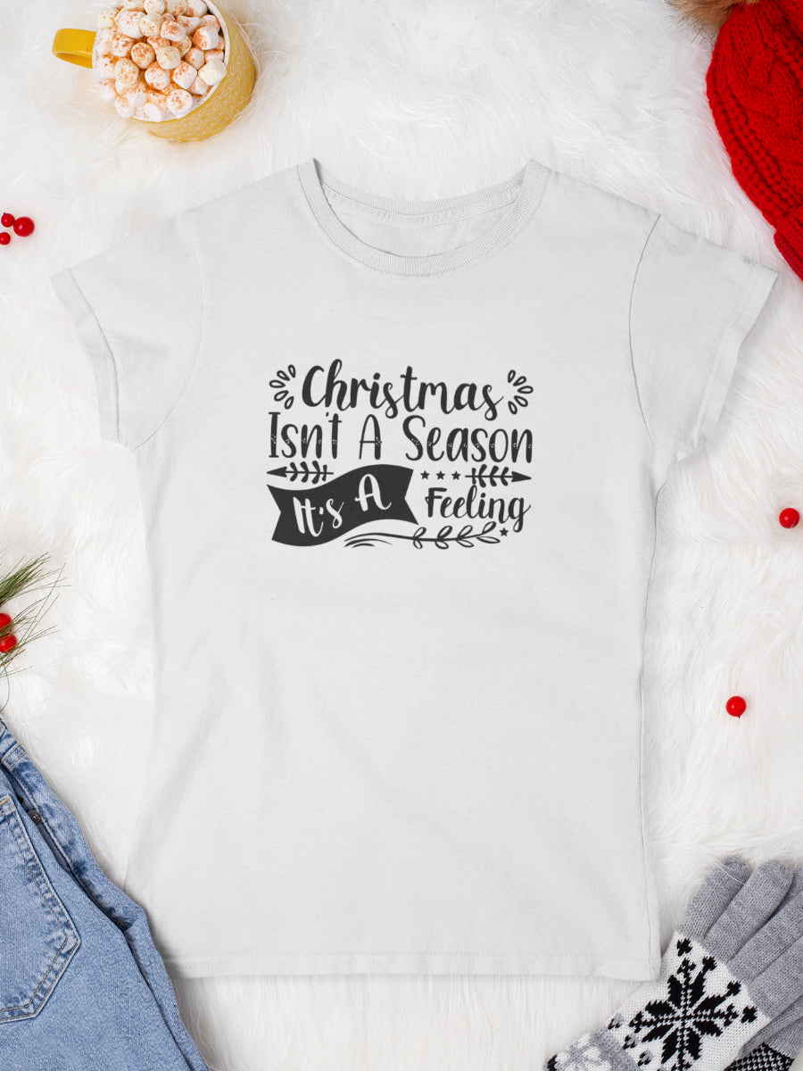 tricou_bumbac_organic_premium_vegan_cadou_Craciun_Secret_Santa_Christmas-isnt-a-season-its-a-feeling-alb-femei