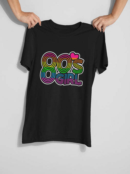  Analyzing image    tricou_bumbac_organic_premium_vegan_cadou_hay_creations_nostalgia_80s_girl_unisex_negru